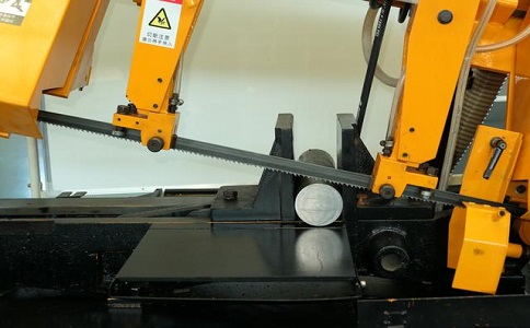 为什么说对切割精度要求不高的可以选择半自动蓬溪立式带锯床？